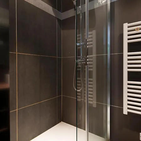 T2 Avec Terrasse Buttes Chaumont A 2 Pas *